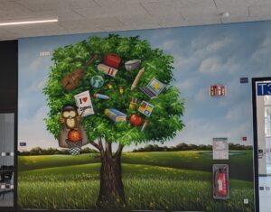 Baum Bild an der Schulwand im neuen Schulgebäude