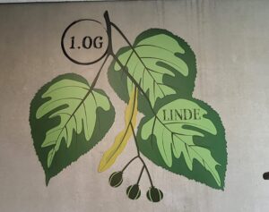 Bild von Baumblättern in neuem Schulgebäude an der Wand